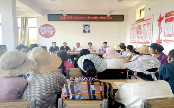 武山县科技局开展“送知识、送技术、送农资”下乡活动0.png
