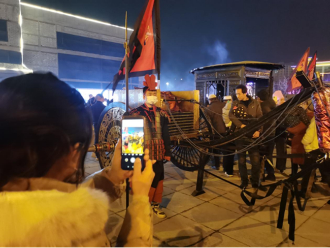 游客市民纷纷拍照.jpg 游客市民纷纷拍照.jpg