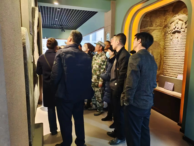 博物馆游客.jpg 博物馆游客.jpg