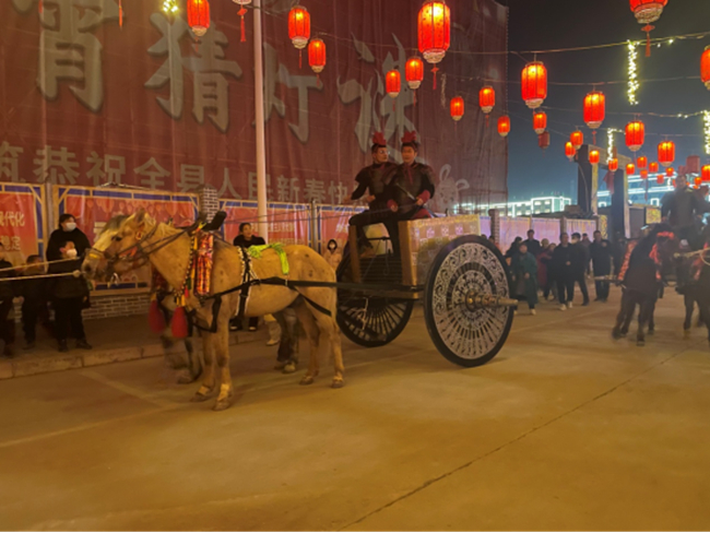 行走的戎人马车.jpg 行走的戎人马车.jpg