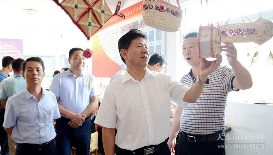 1500450568122472.jpg 1.在秦安县王尹镇农草编专业合作社视察.jpg