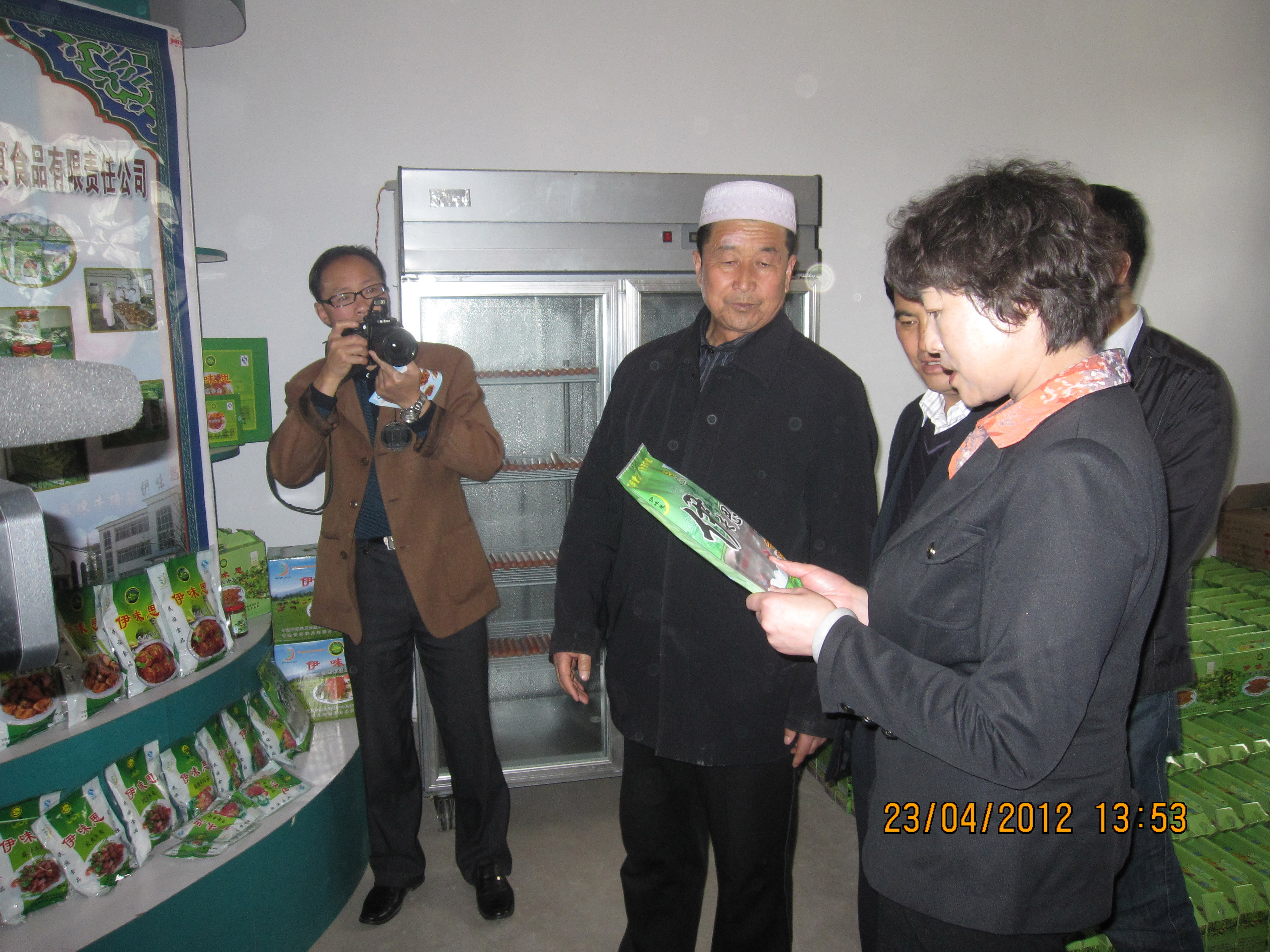 1504510619541382.jpg 温利平副市长详细了解产品情况1097.jpg