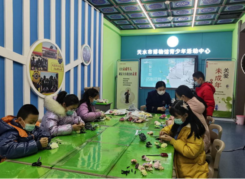 【大年初七】天水市博物馆开展“云鬓花颜,巧制花胜”社教活动2047.jpg 【大年初七】天水市博物馆开展“云鬓花颜,巧制花胜”社教活动2047.jpg