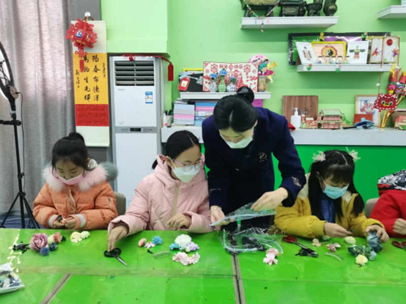 【大年初七】天水市博物馆开展“云鬓花颜,巧制花胜”社教活动2044.jpg 【大年初七】天水市博物馆开展“云鬓花颜,巧制花胜”社教活动2044.jpg