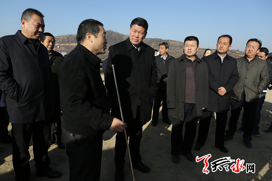 1513825482666347.jpg 王军就麦积区重点项目进行现场办公.jpg