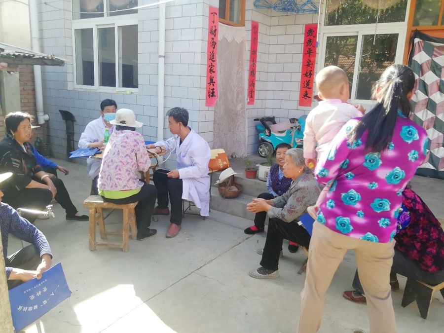 县级医师郭永强,乡级医师刘爱霞,村级医师马建强续签家庭医生签约服务协议,宣讲健康扶贫各项惠民政策,指导患者规范使用慢病卡,合理门诊报销。.jpg