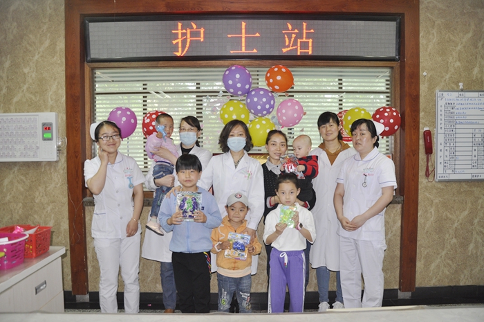 为住院患儿庆祝儿童节.JPG