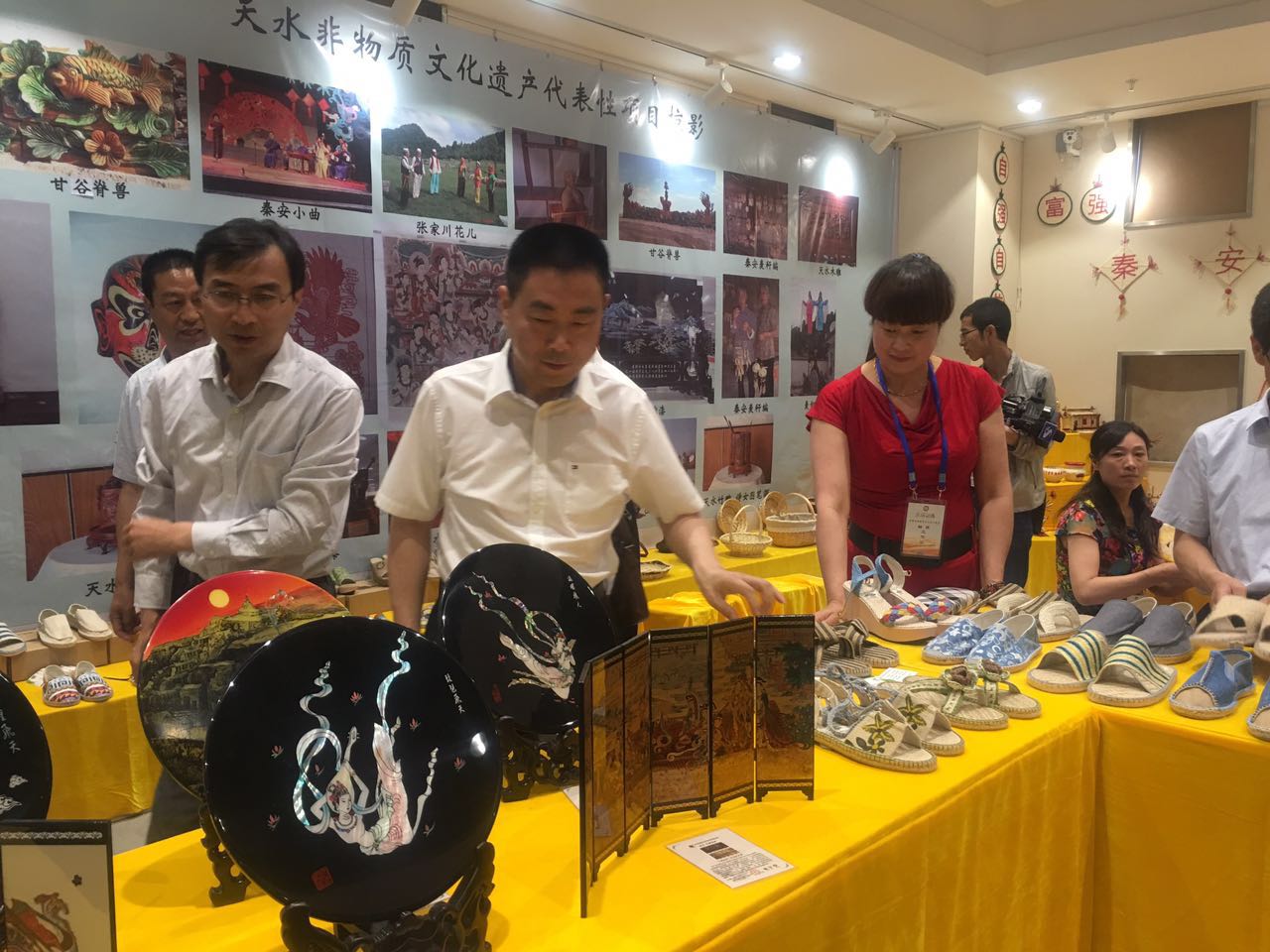 1500366511115346.jpg (省文化厅党组成员、副厅长梁朝阳,酒泉市委常委、敦煌市委书记詹顺舟一行参观我市展厅)4.jpg