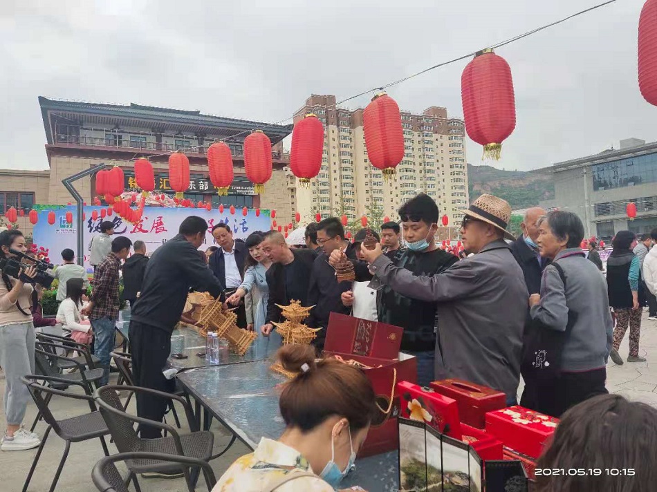 市民驻足观看.jpg 市民驻足观看.jpg