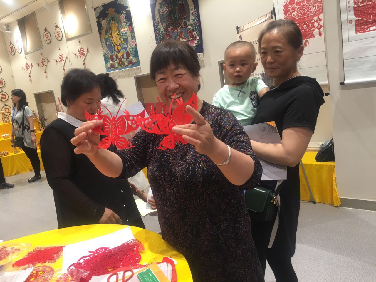 1500366562717554.jpg (我市展品深受民众喜爱)2.jpg