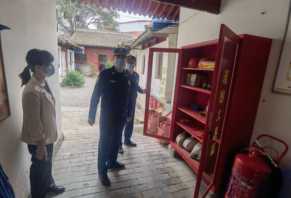 检查微型消防站.jpg 检查微型消防站.jpg