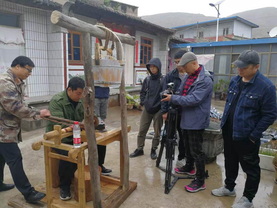 2021年4月23日中央电视台《探索与发现》栏目组到山丹镇拍摄鸳鸯玉雕.jpg 2021年4月23日中央电视台《探索与发现》栏目组到山丹镇拍摄鸳鸯玉雕.jpg