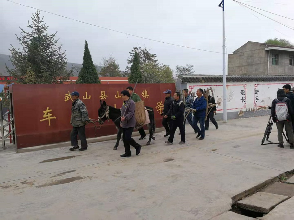 2021年4月23日中央电视台《探索与发现》栏目组到山丹镇拍摄鸳鸯玉雕 (3).jpg 2021年4月23日中央电视台《探索与发现》栏目组到山丹镇拍摄鸳鸯玉雕 (3).jpg