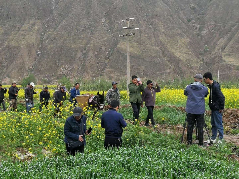 2021年4月23日中央电视台《探索与发现》栏目组到山丹镇拍摄鸳鸯玉雕 (4).jpg 2021年4月23日中央电视台《探索与发现》栏目组到山丹镇拍摄鸳鸯玉雕 (4).jpg