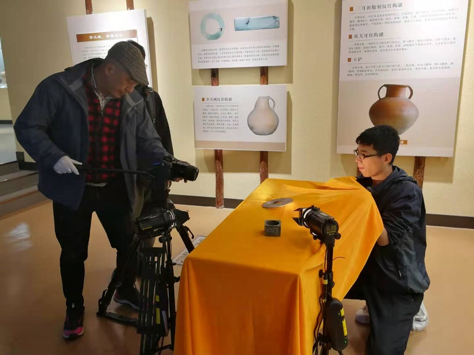 2021年4月23日中央电视台《探索与发现》栏目组到山丹镇拍摄鸳鸯玉雕 (2).jpg 2021年4月23日中央电视台《探索与发现》栏目组到山丹镇拍摄鸳鸯玉雕 (2).jpg