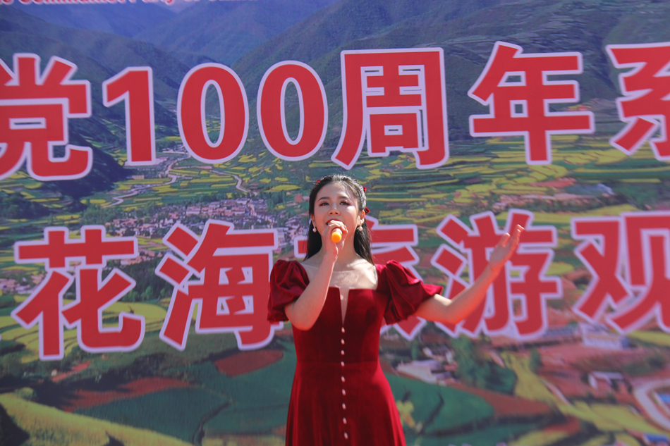 王春焱演出油菜花歌曲 (2).jpg 王春焱演出油菜花歌曲 (2).jpg