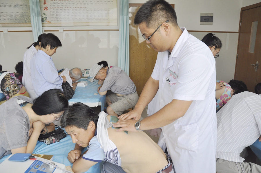 黄永吉医师为患者进行学位贴敷.JPG