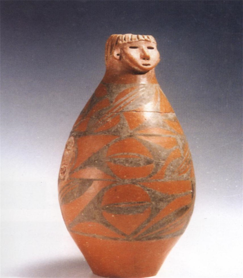 1582276129133669.jpg 大地湾遗址出土文物人头型器口彩陶瓶选.jpg