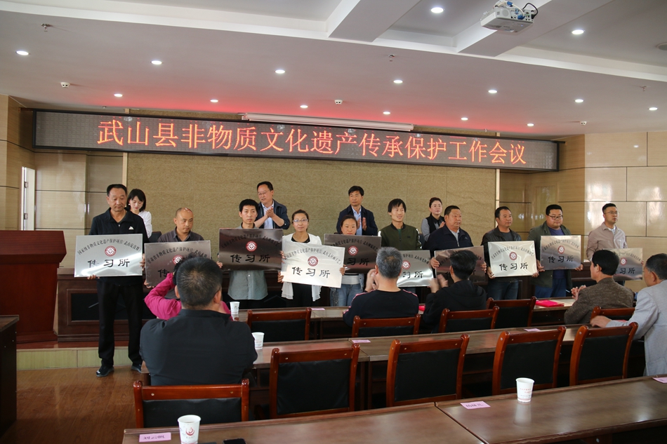 1589765526325879.jpg 授牌.jpg