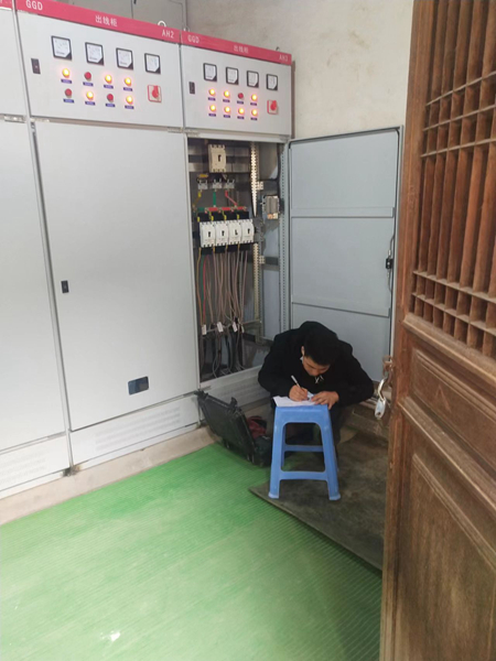 7南宅子配电室检测低压设备.jpg 7南宅子配电室检测低压设备.jpg
