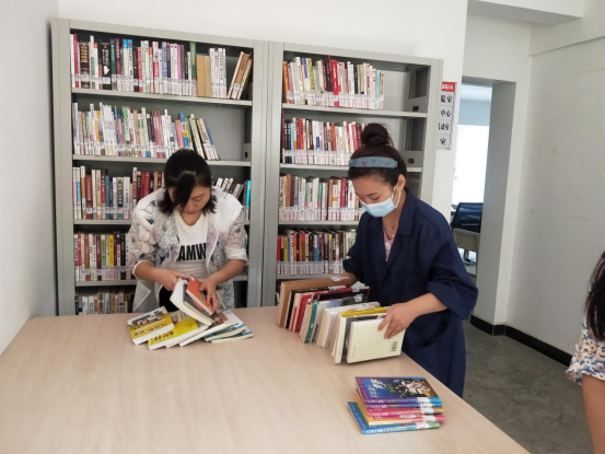 麦积区图书馆在桥南街道办事处新苑社区服务点开展业务辅导帮建工作471.png