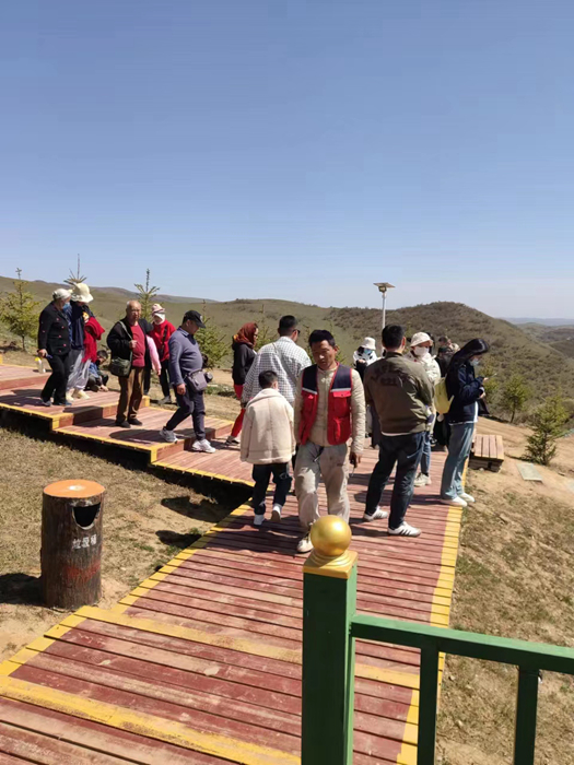 平安草原游客.jpg 平安草原游客.jpg