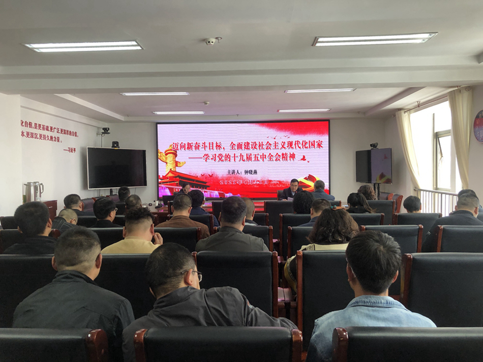 钟晓燕授课.jpg 钟晓燕授课.jpg