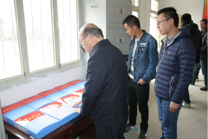 1509876926632524.png 市图书馆党员干部集体走访调研联系村152.png