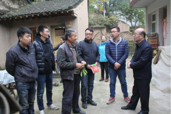 1509876963136001.png 市图书馆党员干部集体走访调研联系村331.png