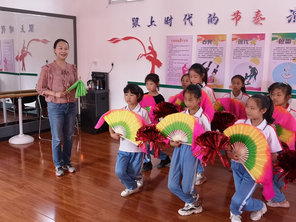 2019年6月秦安蜡花舞传承人王芳在王尹镇中心小学传承秦安蜡花舞.jpg 2019年6月秦安蜡花舞传承人王芳在王尹镇中心小学传承秦安蜡花舞.jpg