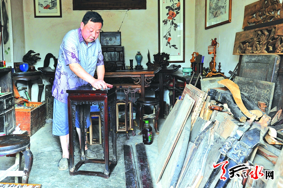 1506050368361466.jpg 10给花几上油包浆.jpg