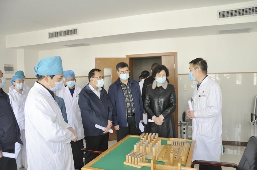 检查组察看国家级重点专科脑病科.JPG
