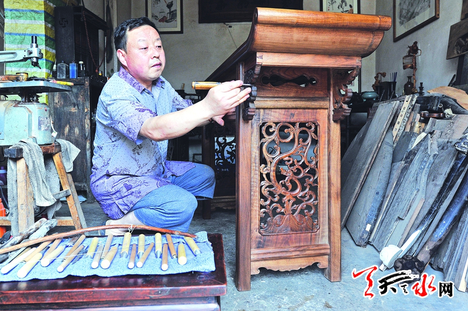 1506050158733950.jpg 即将完工的仿古条桌,雕花精细美观.jpg