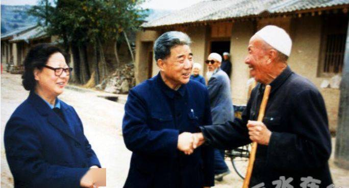 1986年沈遐熙看望地下党员马万章.jpeg 1986年沈遐熙看望地下党员马万章.jpeg