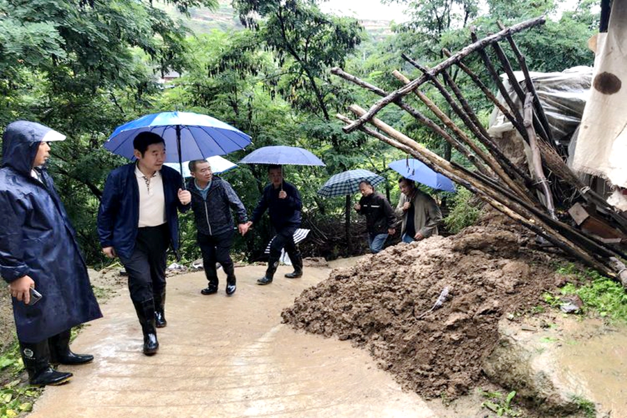 党委副书记、院长曹宝国带领院领导班子成员冒雨查看磨儿村受灾情况.jpg