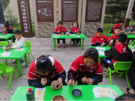 5月12日,大地湾博物馆举办“陶风彩韵”—陶器的绘画主题社教活动。304.png 5月12日,大地湾博物馆举办“陶风彩韵”—陶器的绘画主题社教活动。304.png