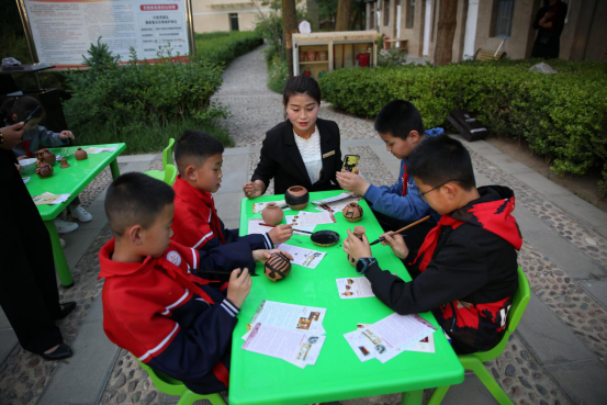 5月12日,大地湾博物馆举办“陶风彩韵”—陶器的绘画主题社教活动。313.png