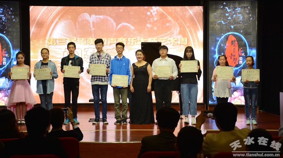 1503972595434319.jpg 陶敏霞教授为优秀学员颁奖.jpg