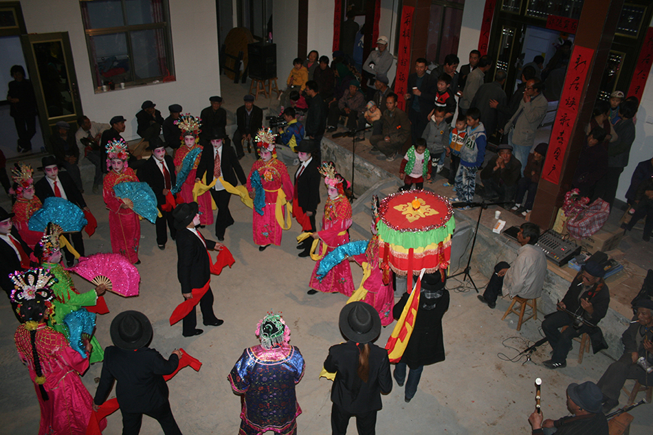 1512135893130885.jpg 2013春节期间天水黑社火平南镇落地村表演对正在演唱对口曲.jpg