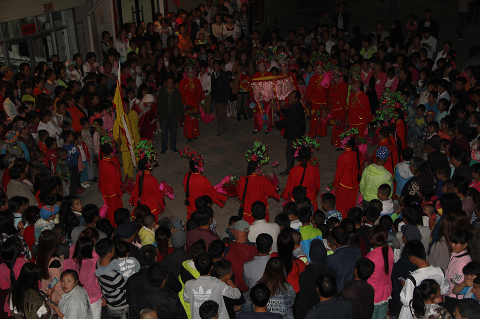 1512135907264430.jpg 2016年春节天水黑社火娘娘坝村表演队在村里表演.JPG